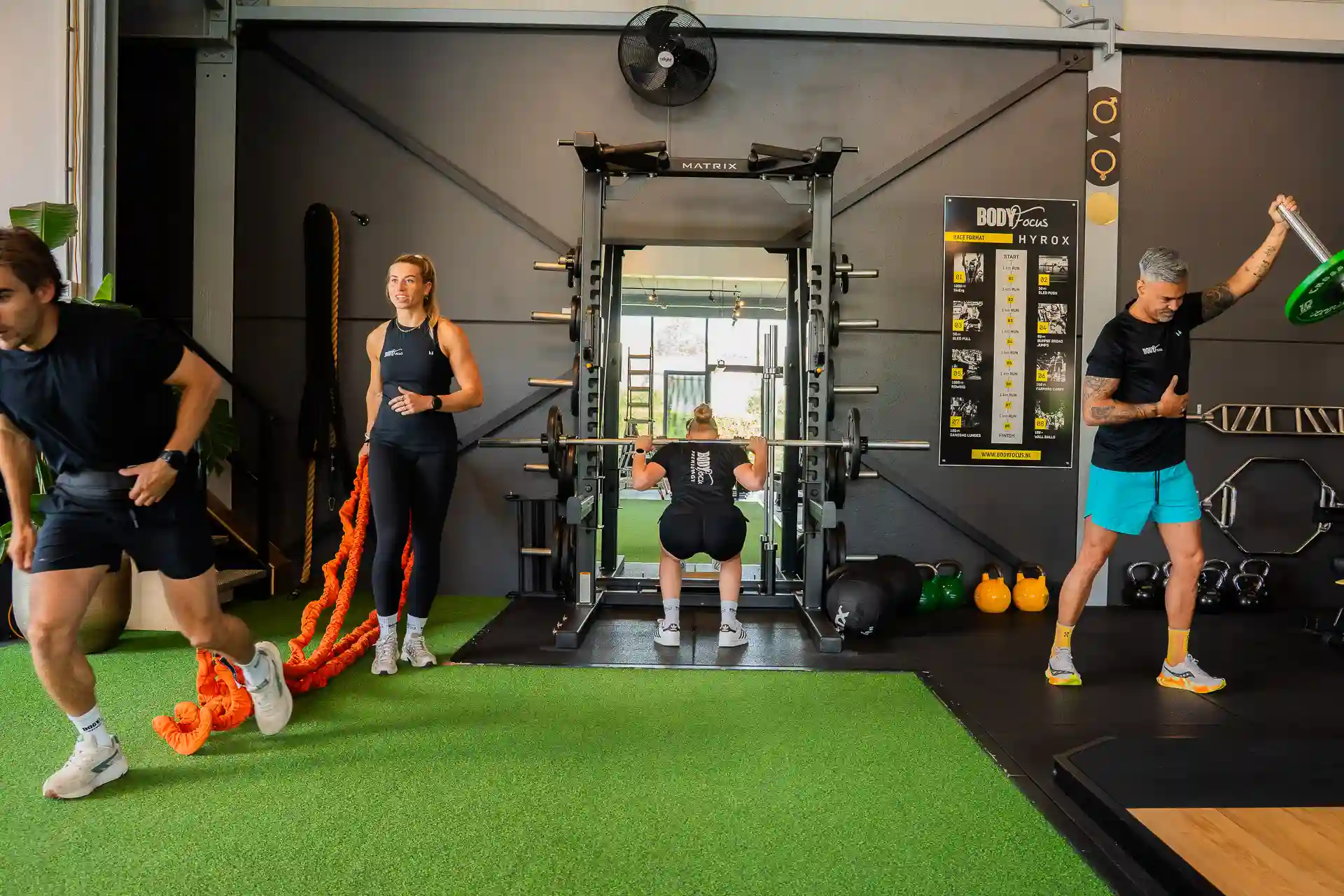 Kleine groep leden traint samen verschillende oefeningen bij Body Focus