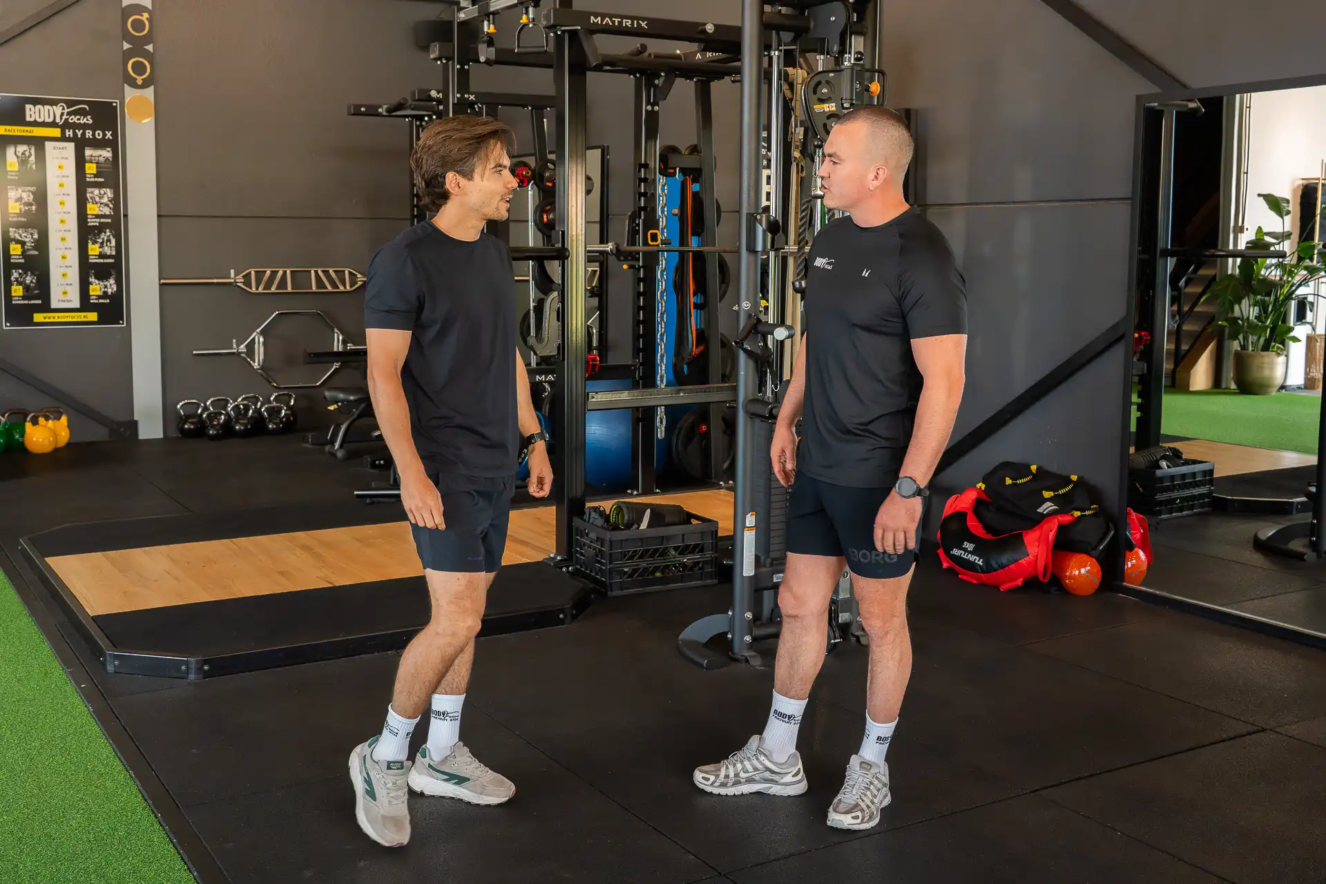 Personal trainer geeft één-op-één begeleiding aan een lid in de Body Focus gym